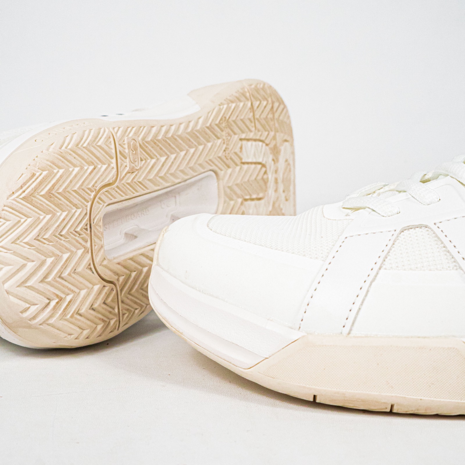 Sepatu On The Roger Clubhouse Pro White Ice Sneakers Authentic - Image 4
