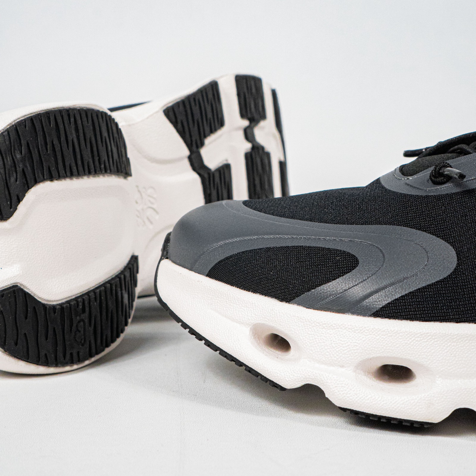 Sepatu On Running Cloudsolo x Loewe Black White Sneakers Authentic - Image 4