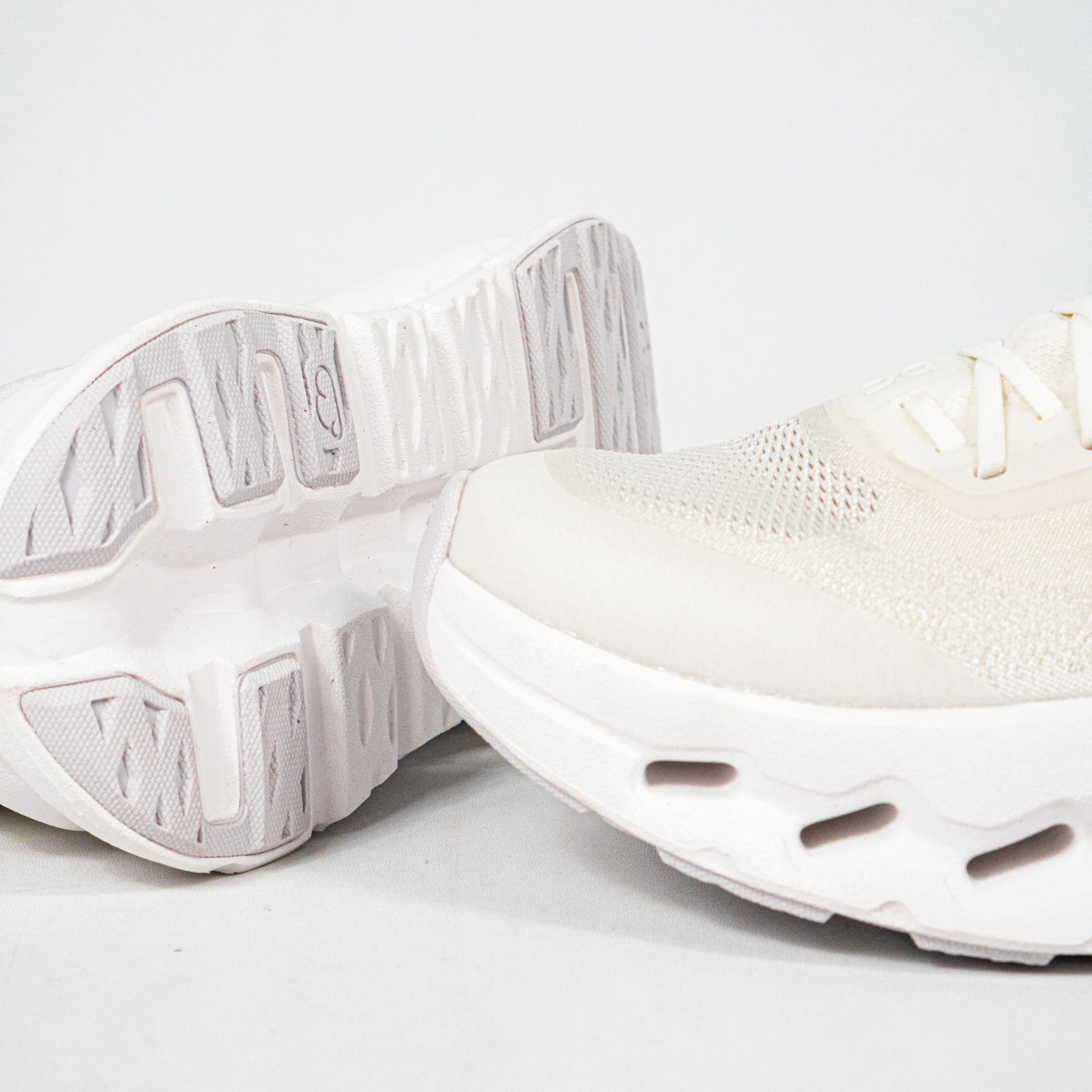 Sepatu On Running Cloudtilt Moon White Frost Sneakers Authentic - Image 4